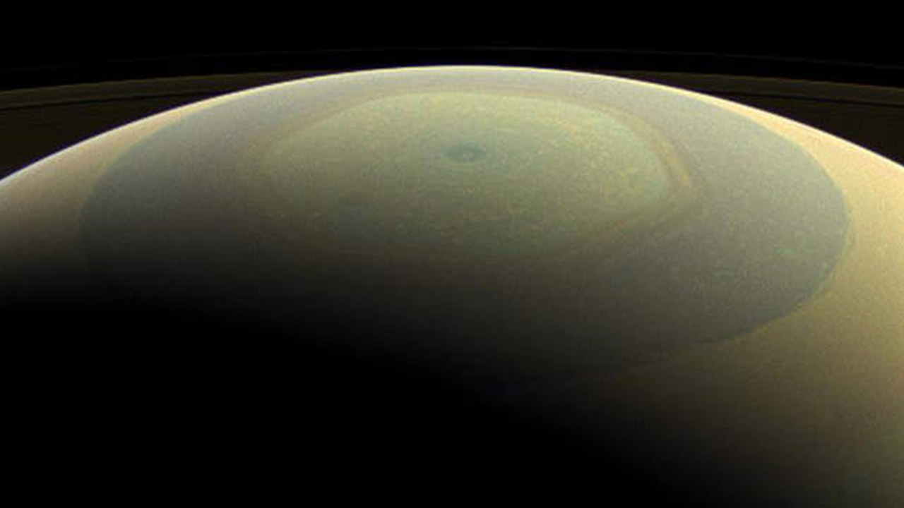 Vista en color natural del polo norte de Saturno y su estructura atmosférica hexagonal