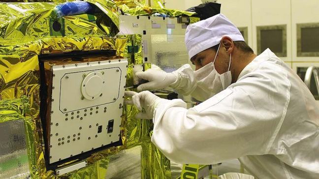 Técnico instalando el módulo MASCOT sobre la nave Hayabusa 2 durante su integración.