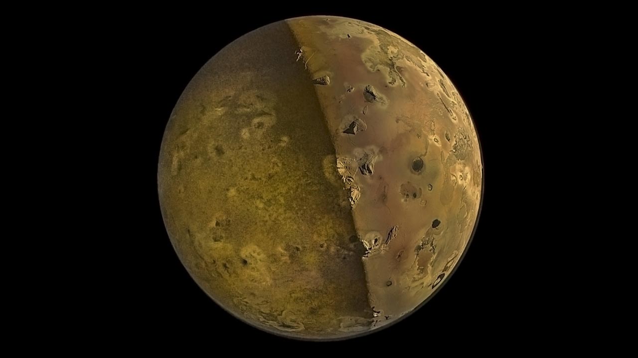 Disco de Ío visto por la sonda Juno, con la mitad derecha iluminada por el Sol y la mitad izquierda en noche, suavemente iluminada por el reflejo de Júpiter