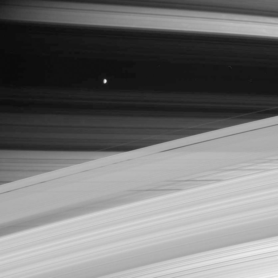 La pequeña luna Epimeteo entre los anillos de Saturno, vista por la sonda Cassini
