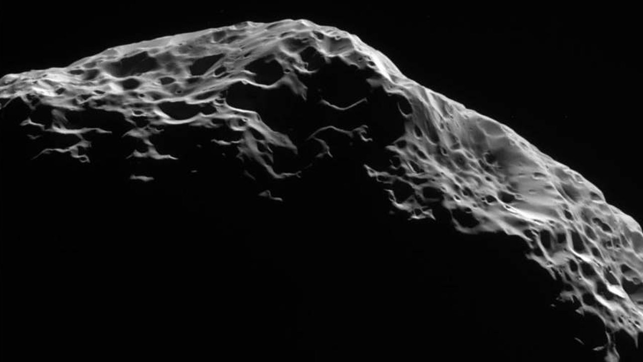 Superficie porosa e irregular de la luna Hiperión observada por la sonda Cassini