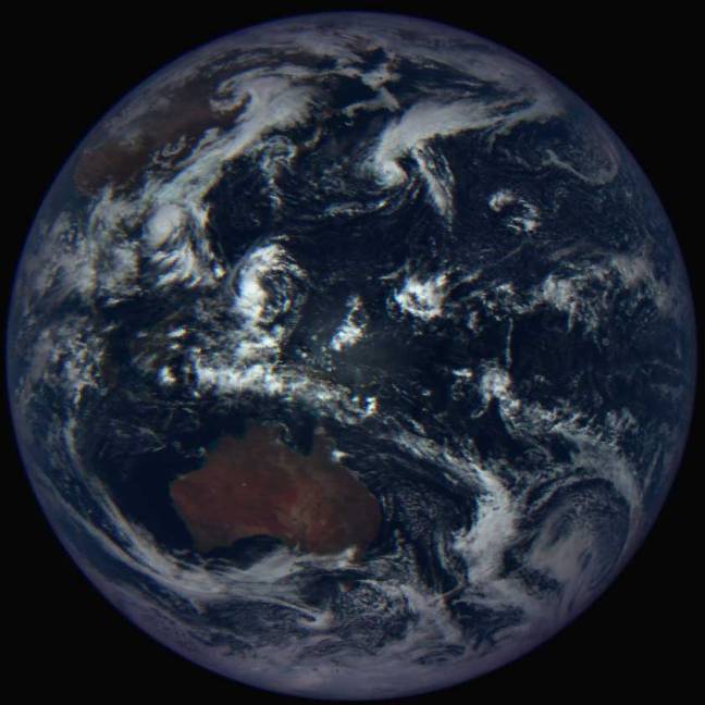 Vista global de la Tierra desde unos 228.000 kilómetros de distancia, con Australia visible en el hemisferio sur