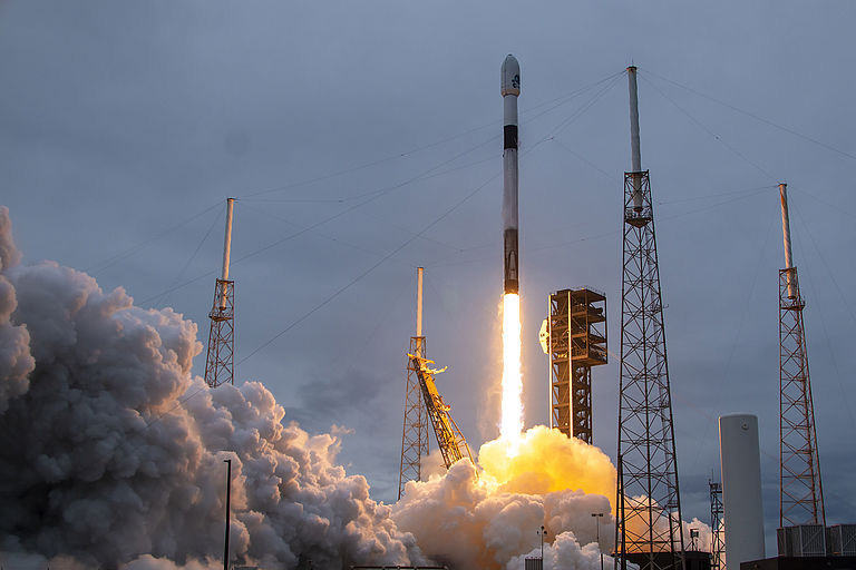 Despegue de un cohete Falcon 9 que transporta la misión Hera desde Cabo Cañaveral.