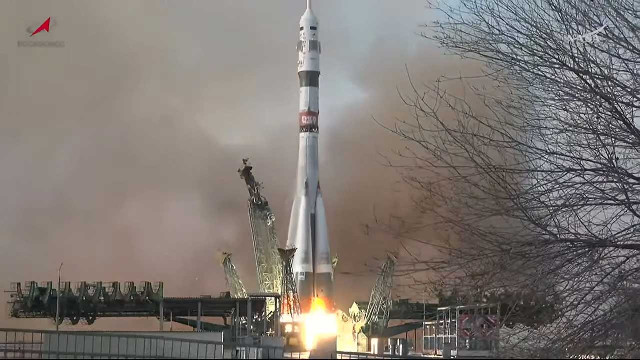 Despegue del cohete Soyuz-2.1a que transporta la nave Soyuz MS-28 desde la plataforma 31/6 de Baikonur.