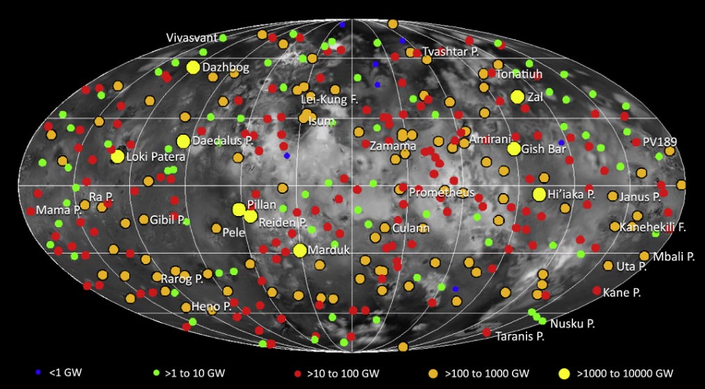 Mapa global de Ío en proyección Mollweide con cientos de volcanes activos marcados por puntos de colores según su potencia térmica, destacando centros como Loki Patera, Pele, Prometheus, Amirani o Tvashtar.
