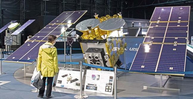 Modelo a escala real de Hayabusa 2 expuesto en un centro de visitantes de JAXA.