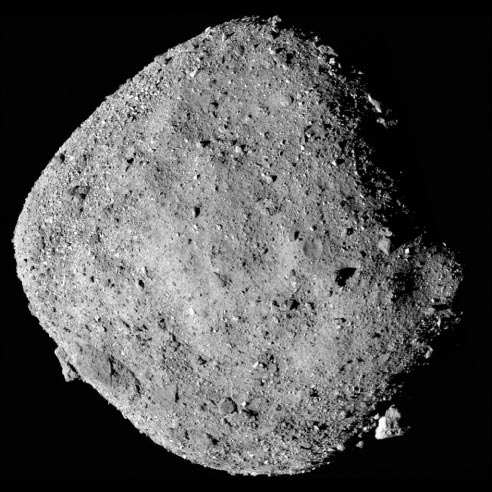 Mosaico de Bennu formado por imágenes de la cámara PolyCam de OSIRIS REx tomadas a unos 24 kilómetros de distancia.