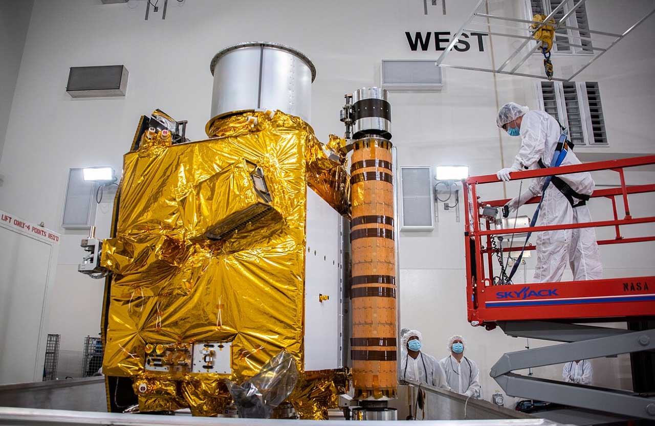 Técnicos en sala limpia preparando la nave DART de la NASA para su integración y pruebas previas al lanzamiento.