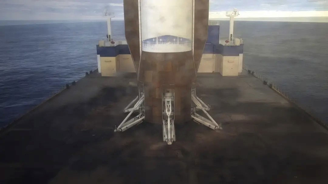 La primera etapa del cohete New Glenn de Blue Origin tras aterrizar con éxito sobre la plataforma oceánica Jacklyn en el Atlántico.