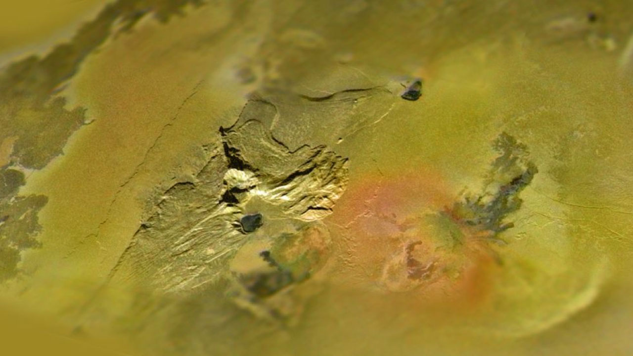 Vista en mosaico de la región volcánica de Culann Patera en Ío, con relieves montañosos, depósitos rojizos y amarillos y llanuras suaves circundantes.