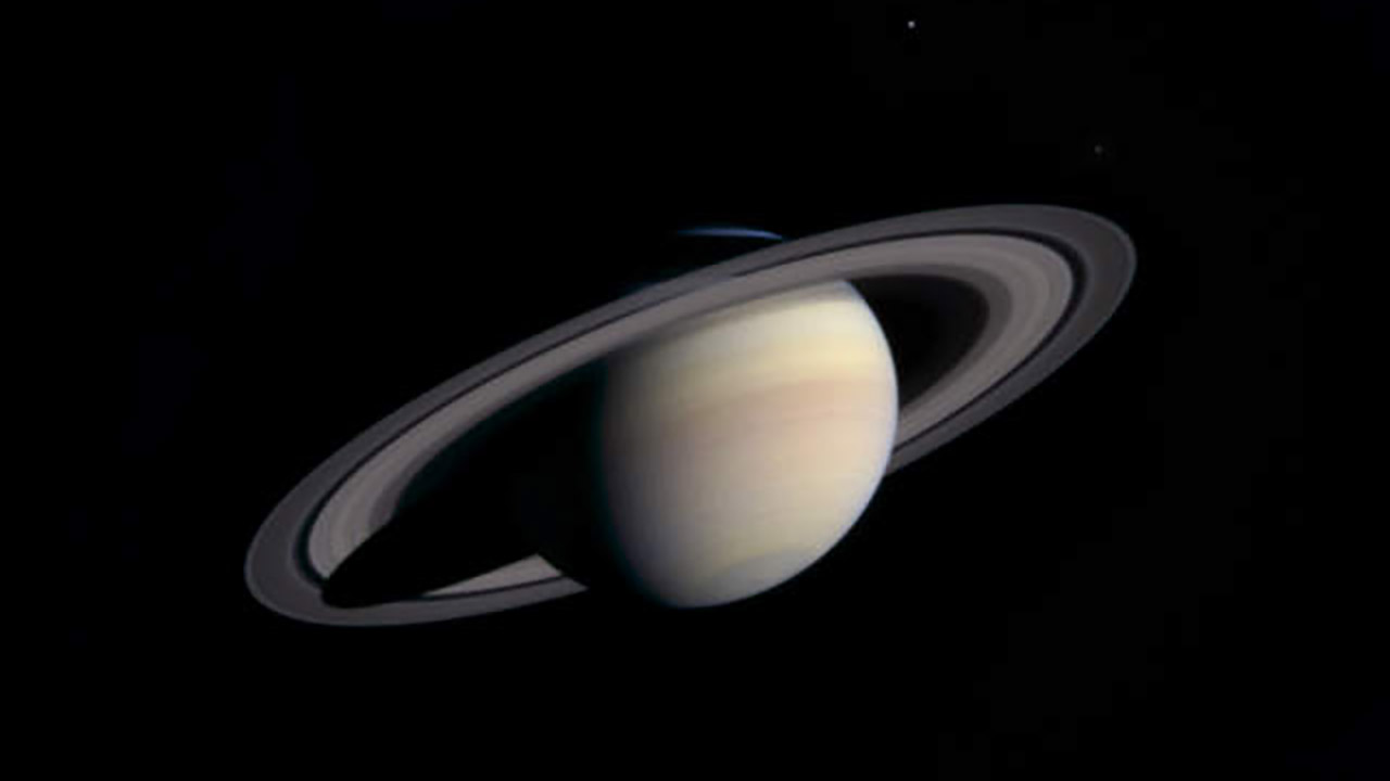 Saturno y su sistema de anillos vistos por la sonda Cassini durante su aproximación al planeta