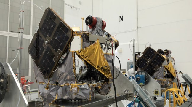 Las dos sondas gemelas de la misión ESCAPADE de la NASA durante su integración en las instalaciones de montaje, con sus paneles solares desplegados parcialmente.