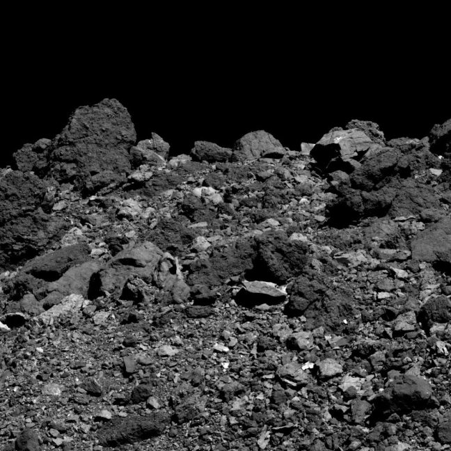 Superficie rocosa de Bennu vista desde el hemisferio sur, con bloques y fragmentos distribuidos de forma irregular.