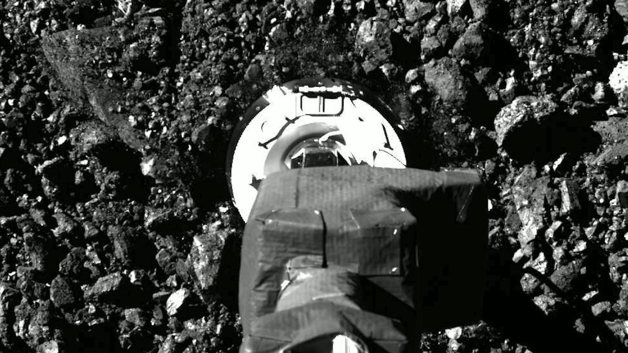 Cabezal TAGSAM de OSIRIS REx en contacto con la superficie de Bennu durante la maniobra de recogida de muestras.