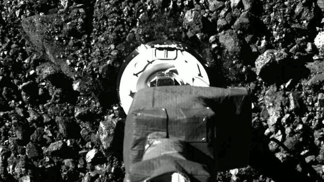 Cabezal TAGSAM de OSIRIS REx en contacto con la superficie de Bennu durante la maniobra de recogida de muestras.