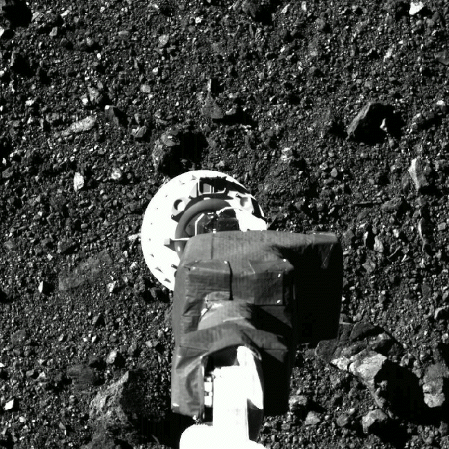 El cabezal TAGSAM de OSIRIS REx durante la maniobra de contacto con la superficie de Bennu en el lugar de muestreo Nightingale.