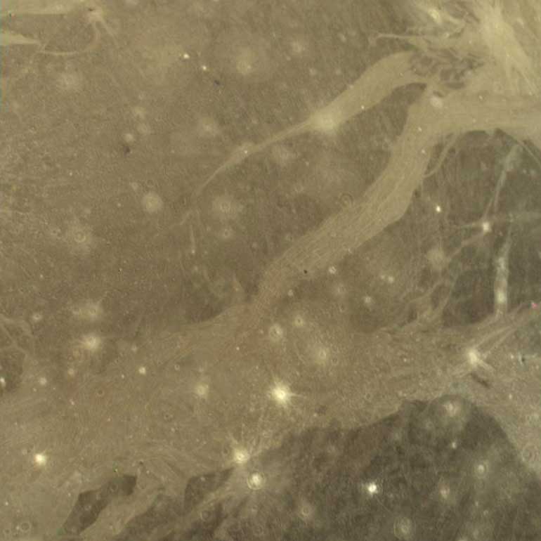 Terreno variado con zonas oscuras y surcadas en Ganímedes visto por Voyager 2