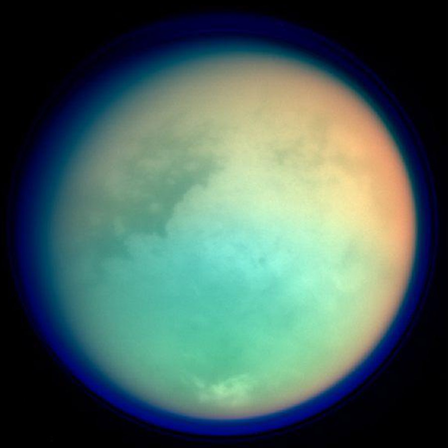 Titán en falso color mostrando diferencias en la composición de su superficie y atmósfera