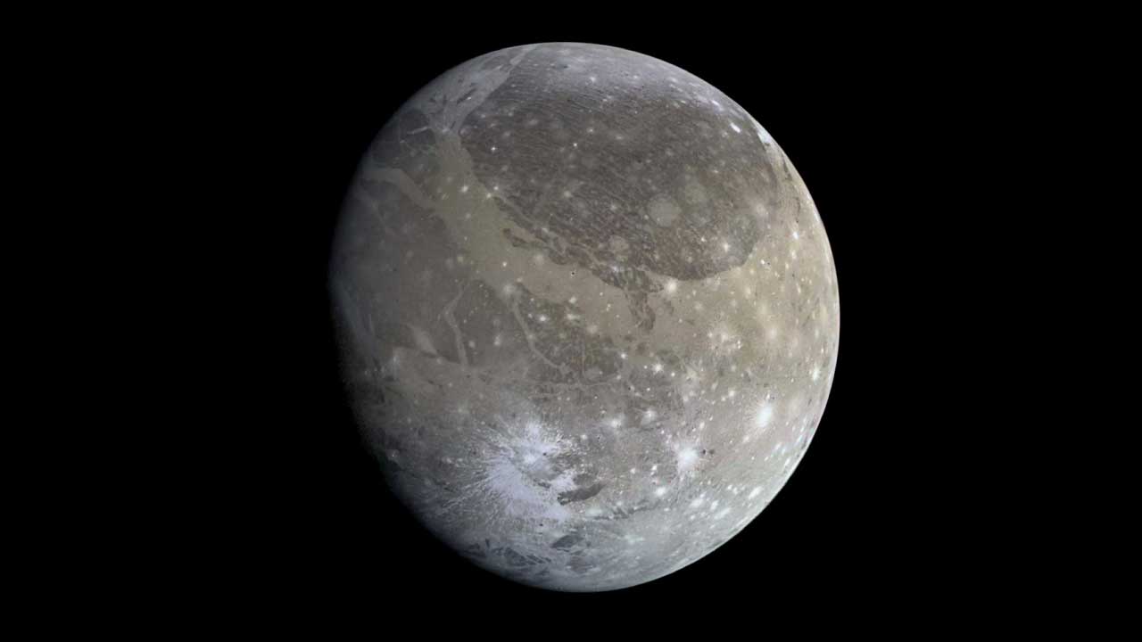 Vista global de Ganímedes obtenida por la sonda Galileo, mostrando el contraste entre el terreno oscuro antiguo y las regiones claras y surcadas.