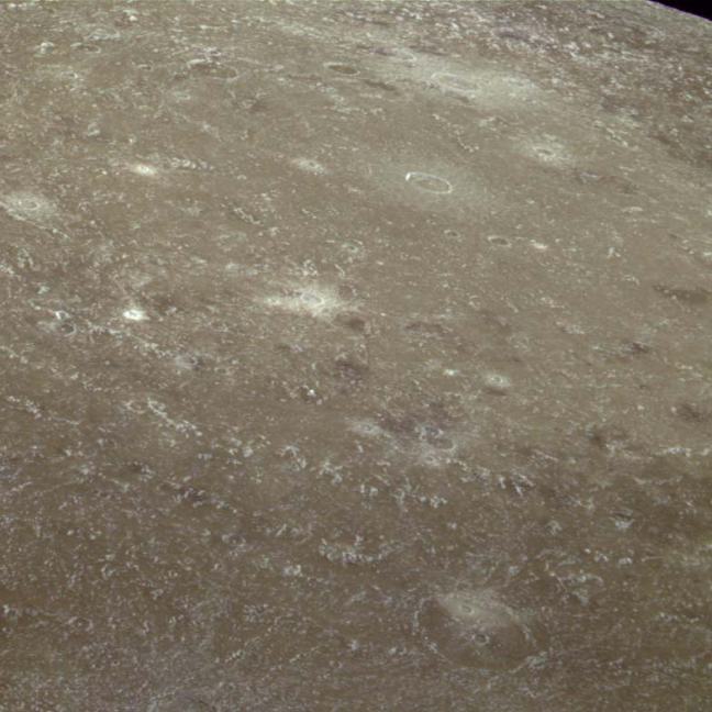 Vista oblicua del terreno fuertemente craterizado de Calisto que muestra parte de la cuenca de impacto Valhalla con sus anillos concéntricos.