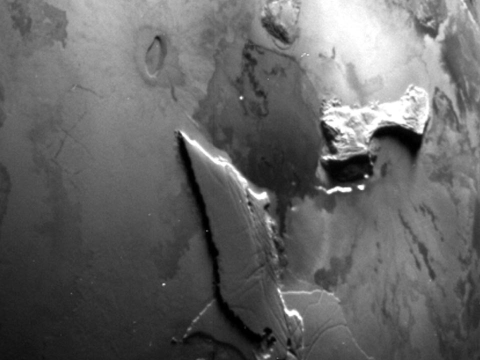 Detalle en blanco y negro del complejo Zal Montes–Zal Patera y parte del centro eruptivo Tonatiuh en Ío, visto en alta resolución por la sonda Juno.