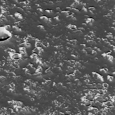 Detalle de la zona central de la estructura de impacto Valhalla en Calisto, con numerosos montículos helados y cráteres suavizados por movimientos en pendiente
