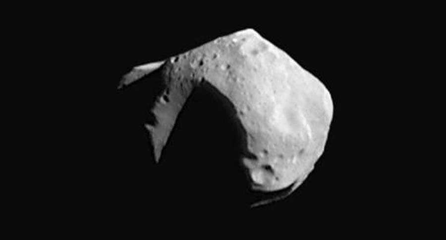 Vista del asteroide 253 Mathilde obtenida durante el sobrevuelo de la sonda NEAR Shoemaker en 1997