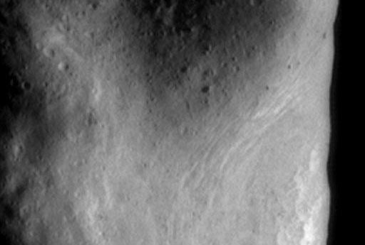 Detalle del borde noreste del surco de Eros observado por NEAR Shoemaker desde una órbita de 200 km.