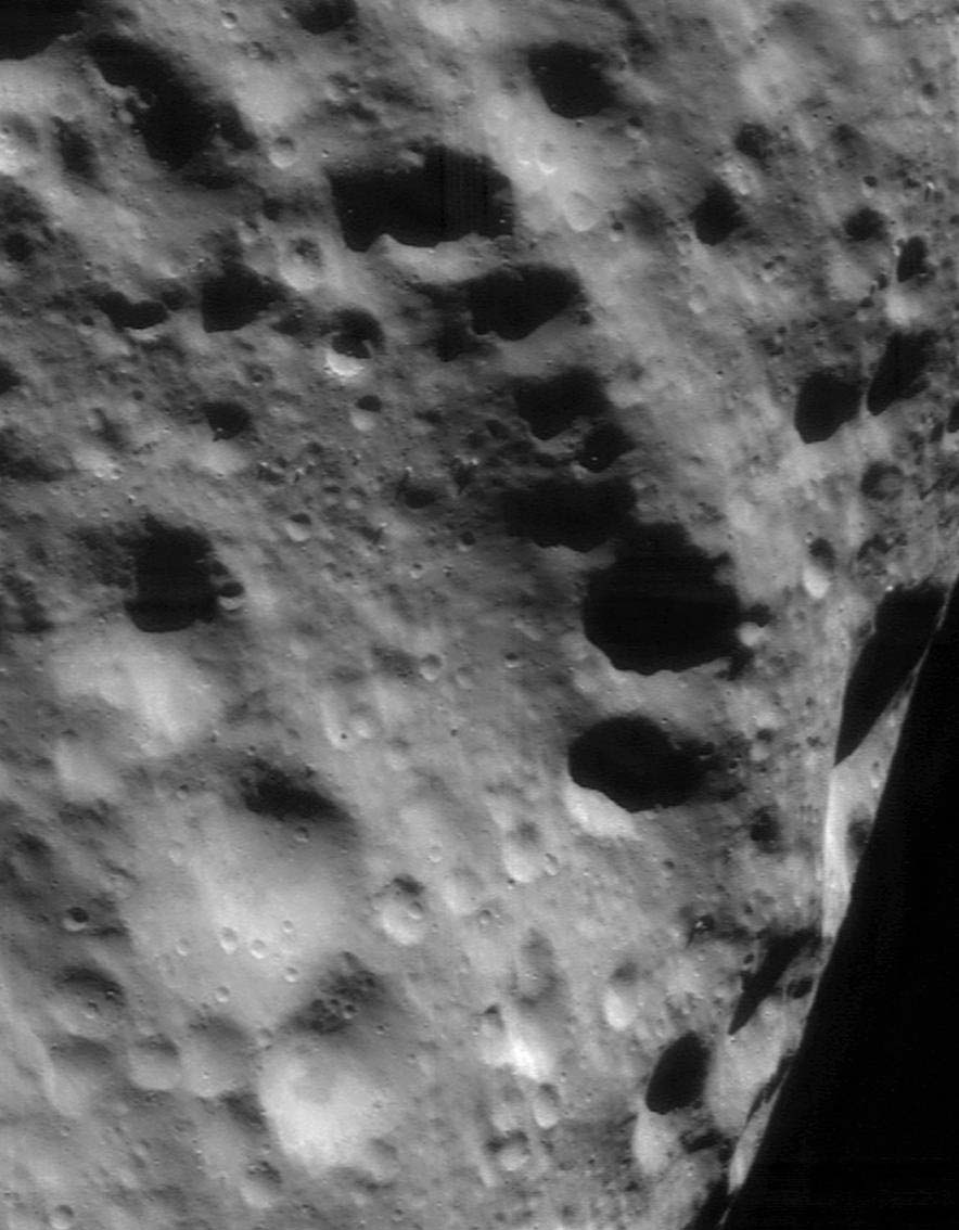 Mosaico del hemisferio sur de Eros observado por NEAR Shoemaker, con una cresta antigua saturada de cráteres de impacto.