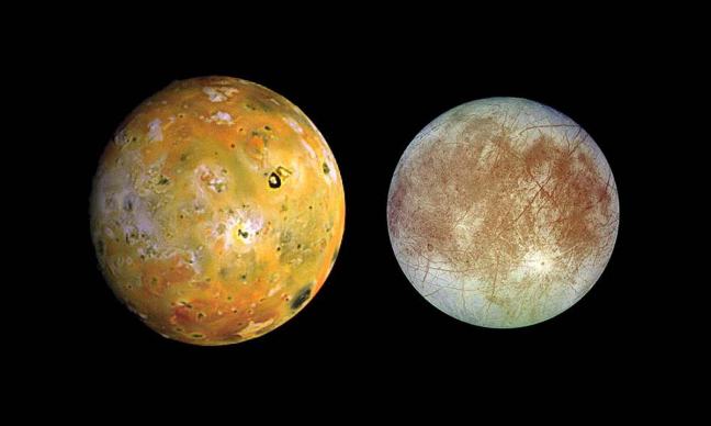 Comparación de los satélites Ío y Europa de Júpiter, mostrando la superficie volcánica de Ío y la superficie helada y fracturada de Europa.