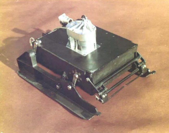 Prototipo del rover soviético Prop-M desarrollado para las misiones Mars 2 y Mars 3, mostrando su estructura rectangular, los patines de desplazamiento y el módulo superior de sensores destinados al estudio del suelo marciano.