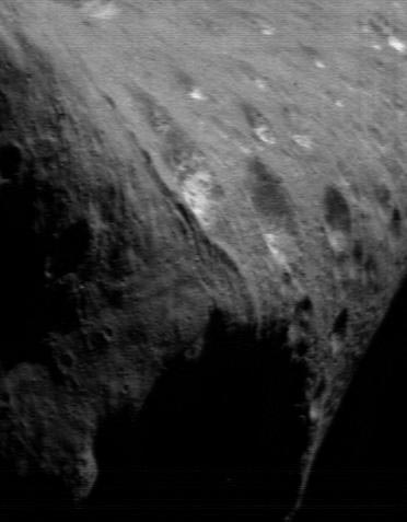 Vista de la región polar norte de Eros observada por NEAR Shoemaker durante el desplazamiento estacional del punto subsolar.