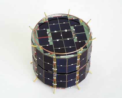 Modelo de vuelo del rover MINERVA desarrollado por JAXA para la misión Hayabusa, diseñado para operar sobre la superficie del asteroide Itokawa en microgravedad.