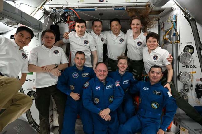 La tripulación de la Crew-11 junto a miembros de la Expedición 73 tras su llegada a la Estación Espacial Internacional
