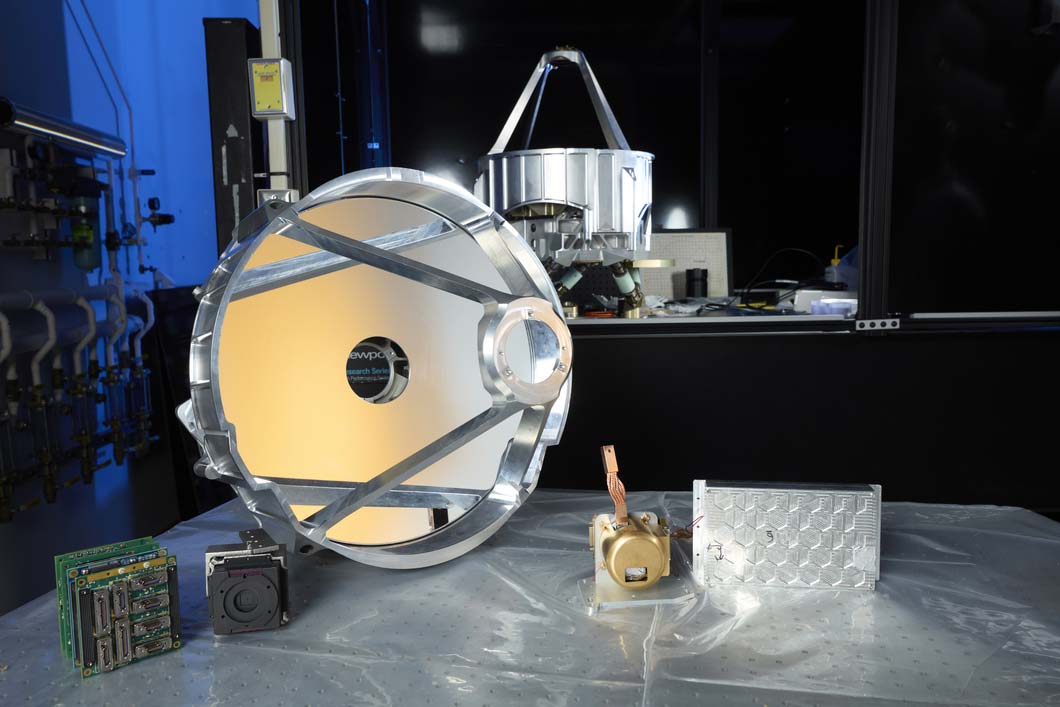 Componentes del telescopio Pandora durante pruebas en laboratorio antes de su integración final