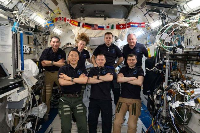La tripulación de la Expedición 73 posa para un retrato en el módulo Kibo de la ISS