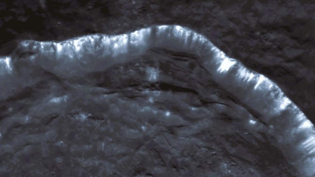 Detalle de una pendiente brillante en el interior de un cráter de Mercurio, donde se observan slope lineae asociadas a procesos de pérdida de volátiles.