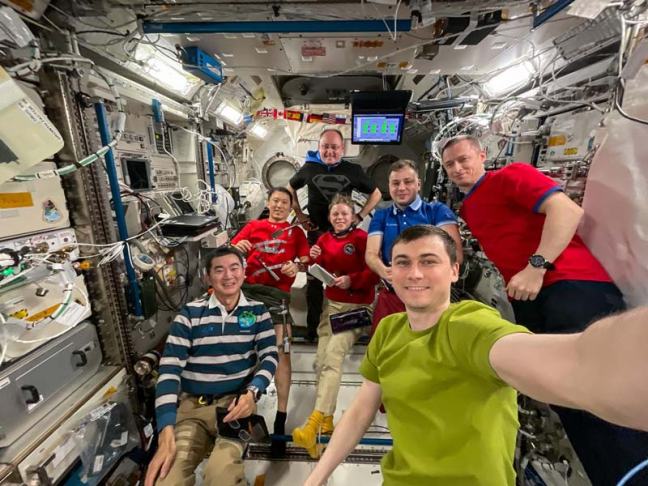 Miembros de la Expedición 73 y de la Crew-11 posan para una fotografía en microgravedad