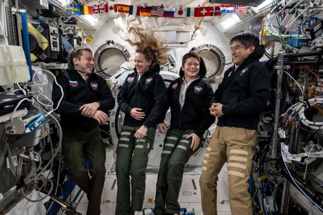 Astronautas y cosmonautas a bordo del módulo Kibo de la Estación Espacial Internacional
