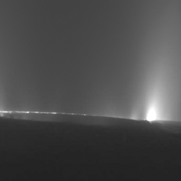 Penachos del polo sur de Encélado observados por Cassini durante su aproximación en noviembre de 2009