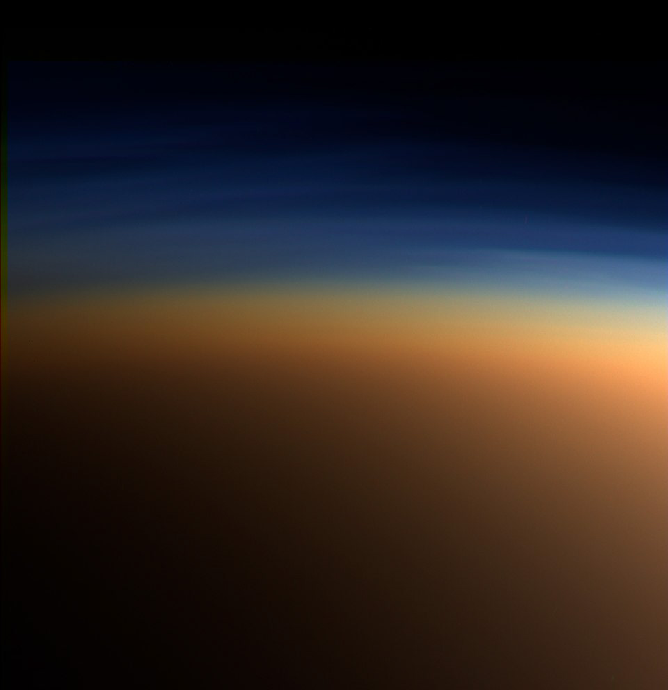 Capas de neblina en la atmósfera superior de Titán observadas por la sonda Cassini en color natural