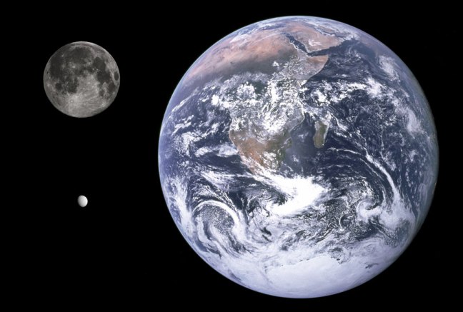 Comparación del tamaño de Encélado con la Luna y la Tierra mostrando la pequeña dimensión del satélite de Saturno