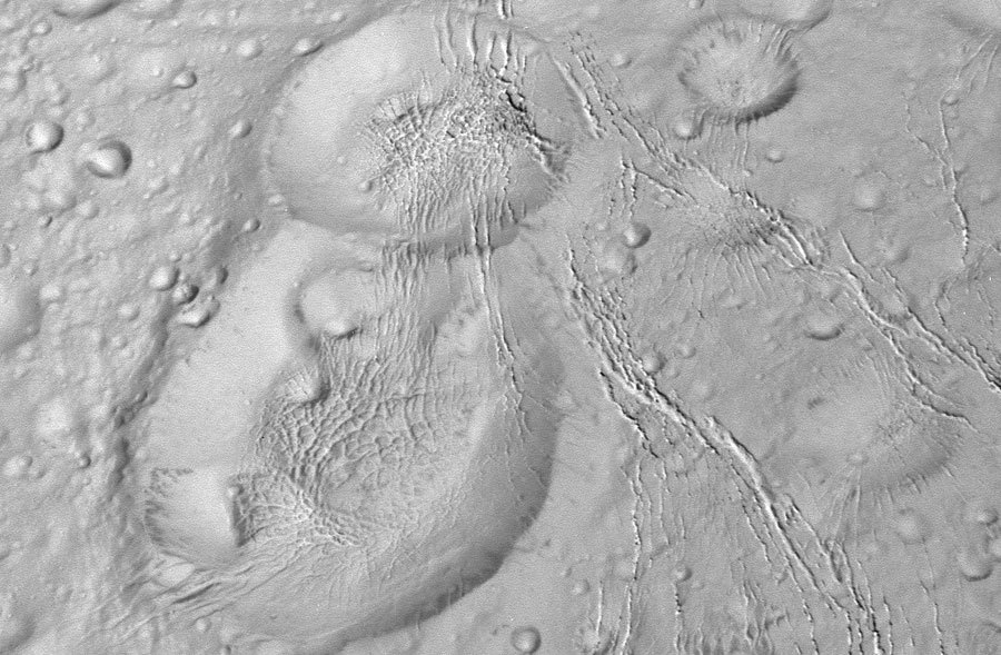 Cráteres Dunyazad, Shahrazad y al-Haddar atravesados por fracturas en el polo norte de Encélado observados por la sonda Cassini