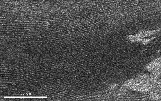 Campos de dunas longitudinales en las regiones ecuatoriales de Titán observados por radar de la misión Cassini