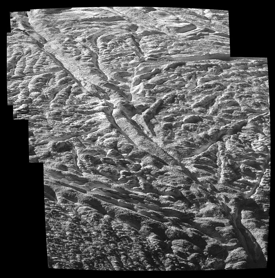 Primer plano de las fracturas del polo sur de Encélado conocidas como rayas de tigre observado por la sonda Cassini