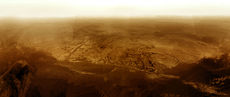 Panorama de la superficie de Titán observado durante el descenso de la sonda Huygens mostrando canales y posibles líneas de costa