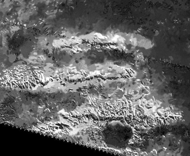 Cordillera de montañas en la superficie de Titán observada por el radar de la misión Cassini