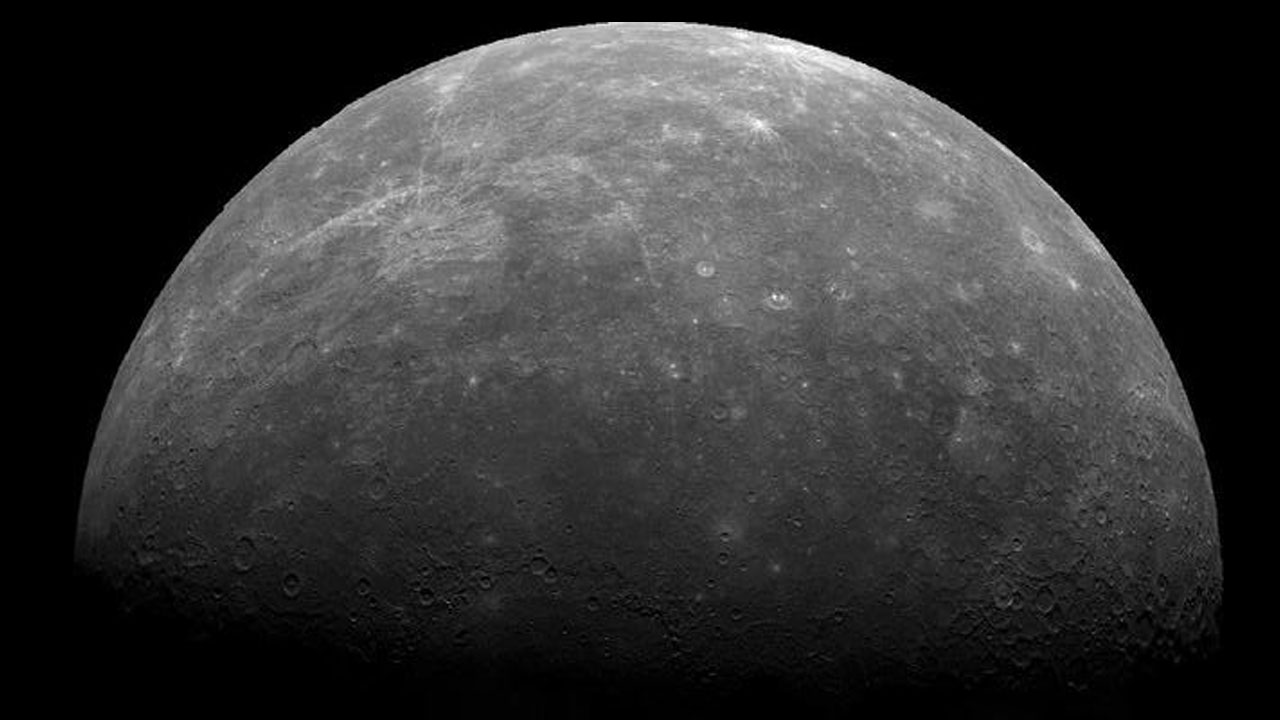 Mosaico de Mercurio compuesto por más de 140 imágenes tomadas por Mariner 10 dos horas después del encuentro del 29 de marzo de 1974