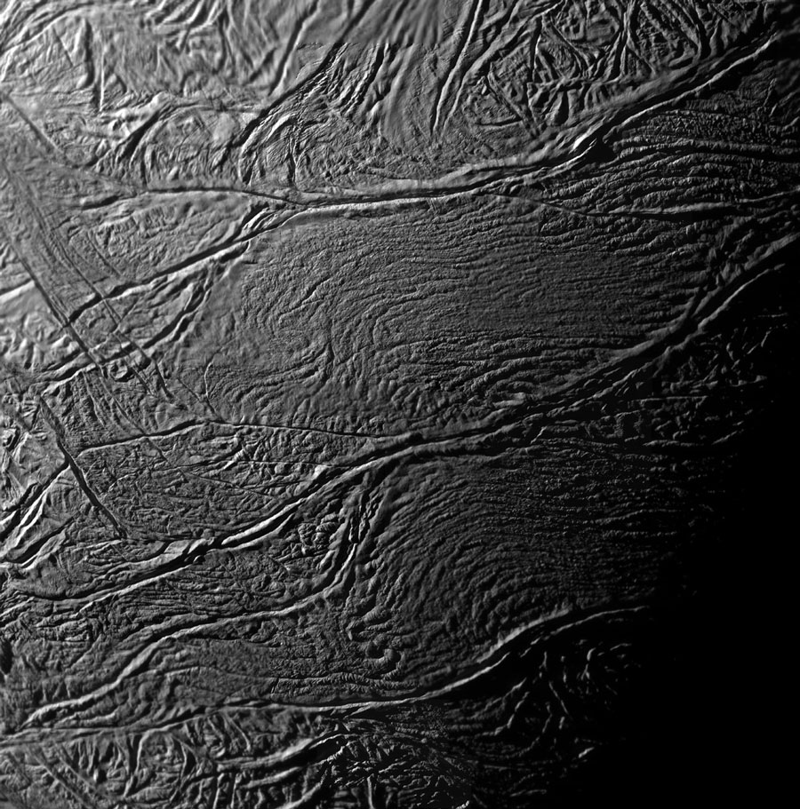 Detalle ampliado de las fracturas conocidas como rayas de tigre en el polo sur de Encélado observado por la sonda Cassini