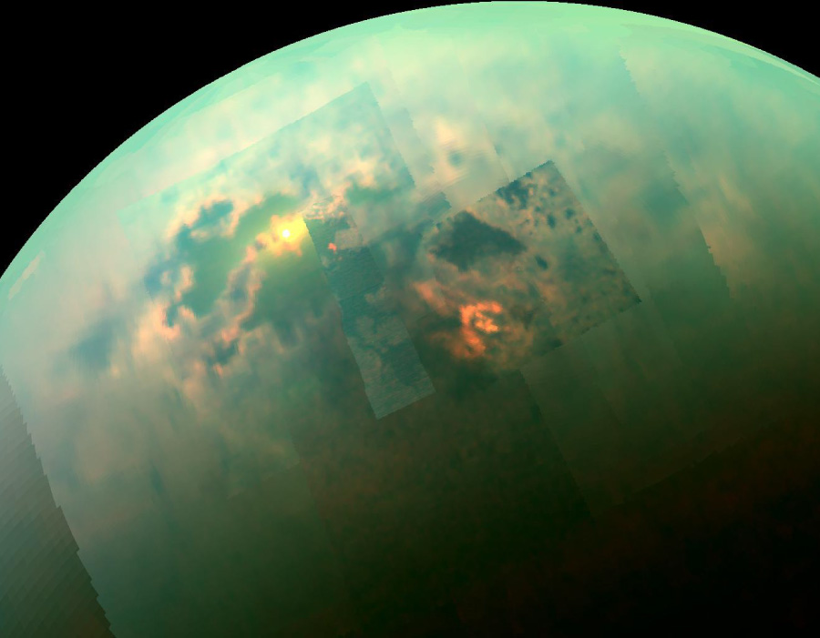 Reflejo del Sol sobre los mares de metano del polo norte de Titán observado por la sonda Cassini